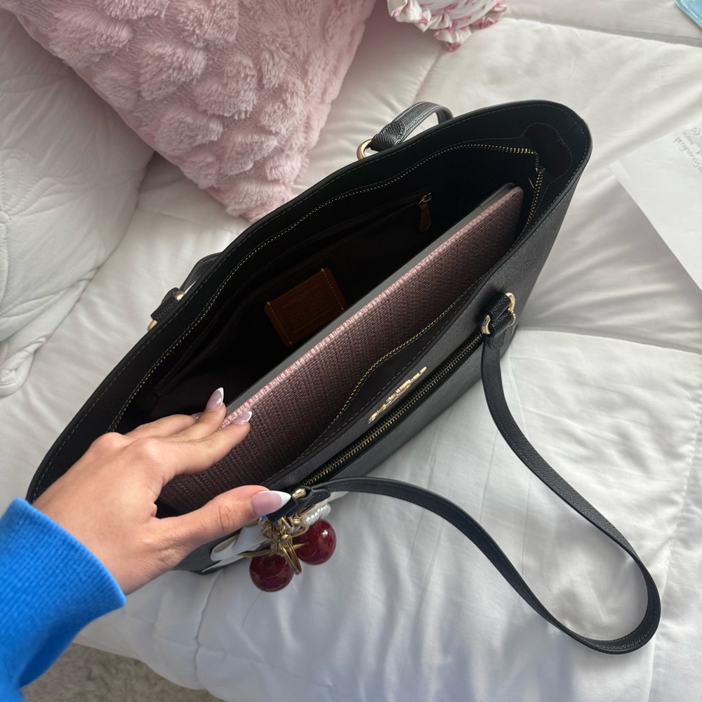 Black‎ coach, leather tote bag purse - Picture 6 of 7